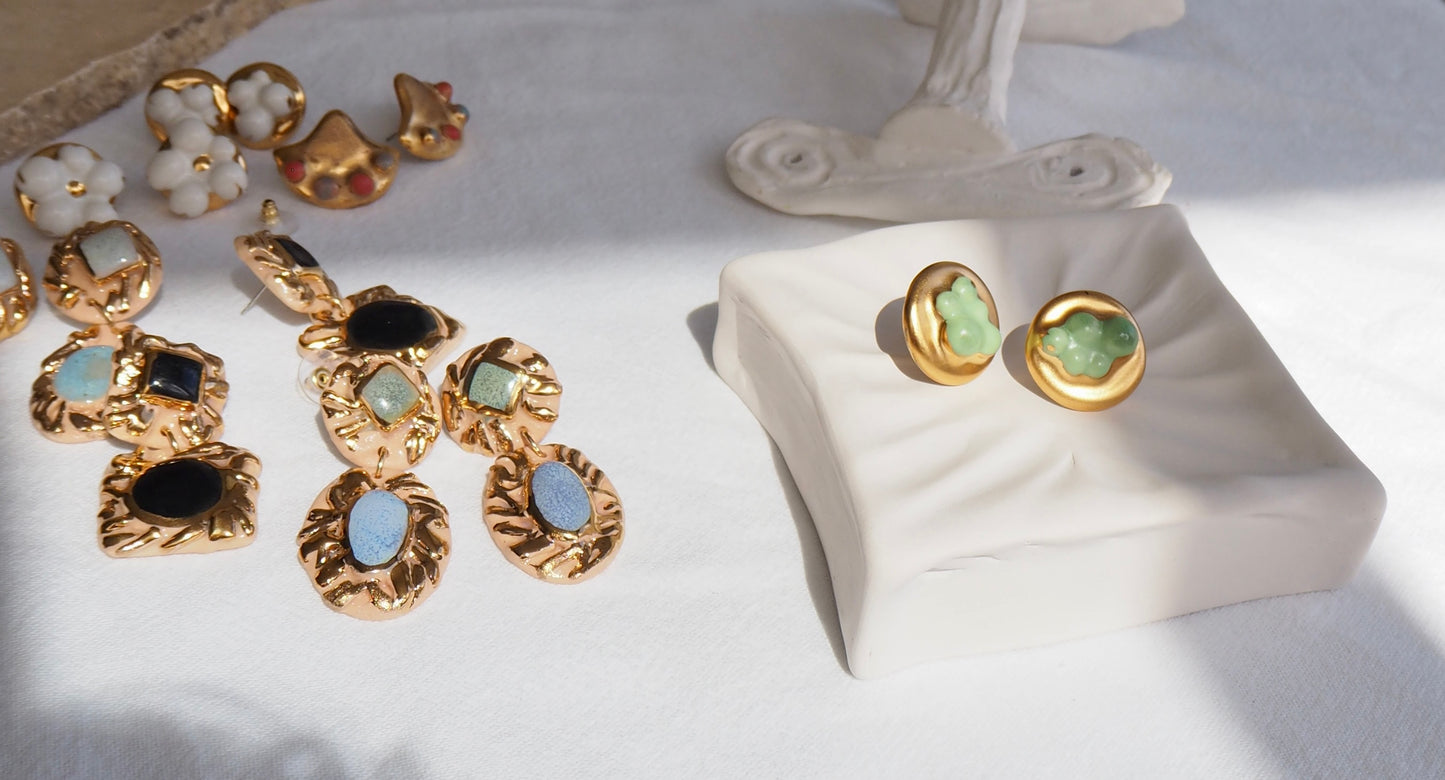 the Jocelyn collection “L’uva green” handmade Porcelain Earrings with 24k gold lustre details