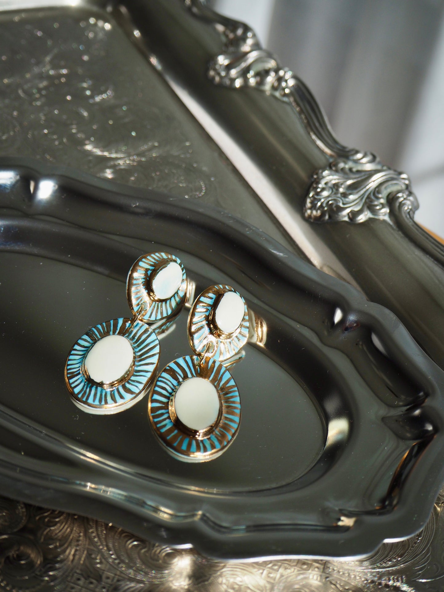 “Anima” Large Blue & White coloured glaze with 24k gold lustre rays