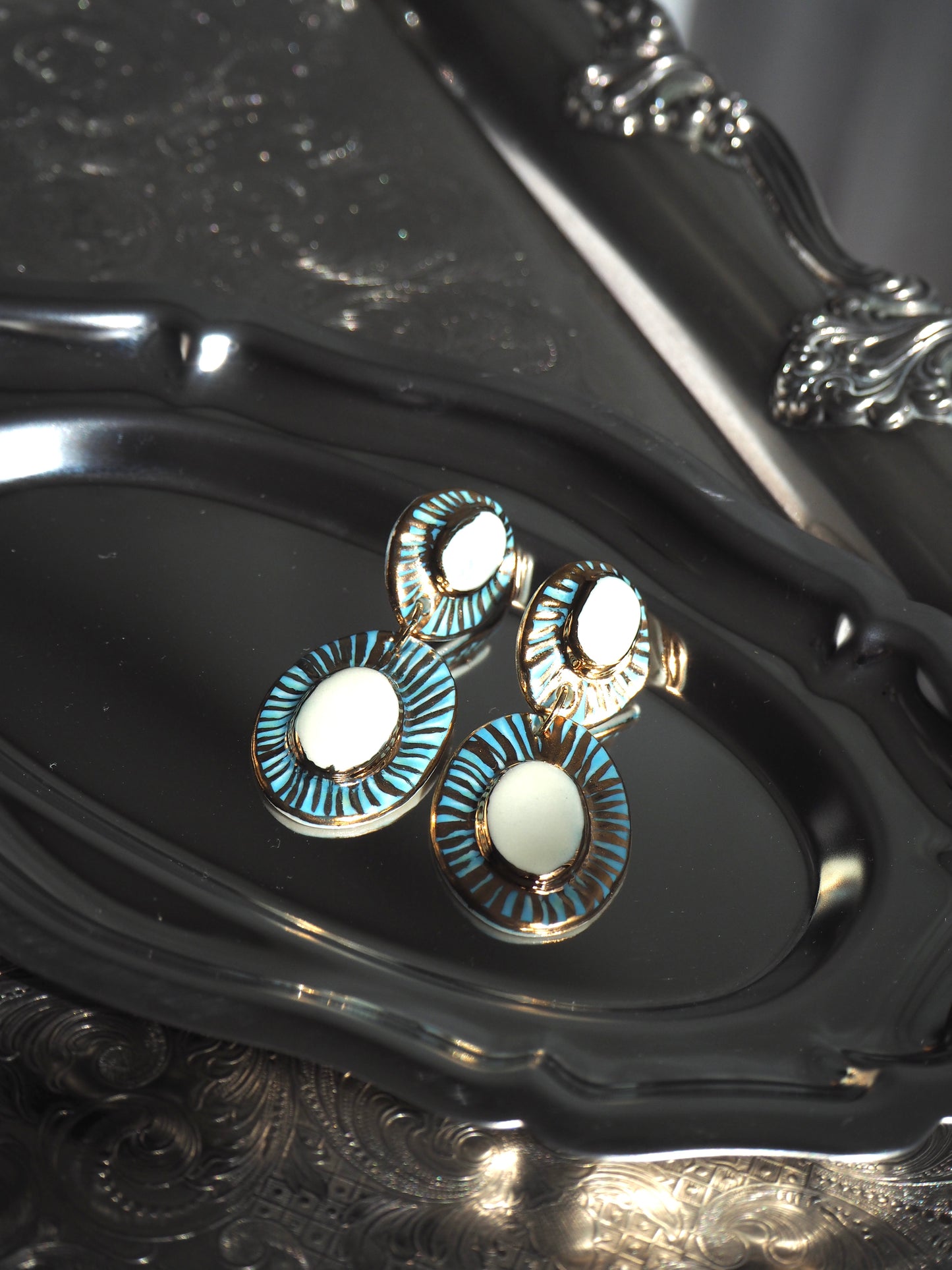 “Anima” Large Blue & White coloured glaze with 24k gold lustre rays
