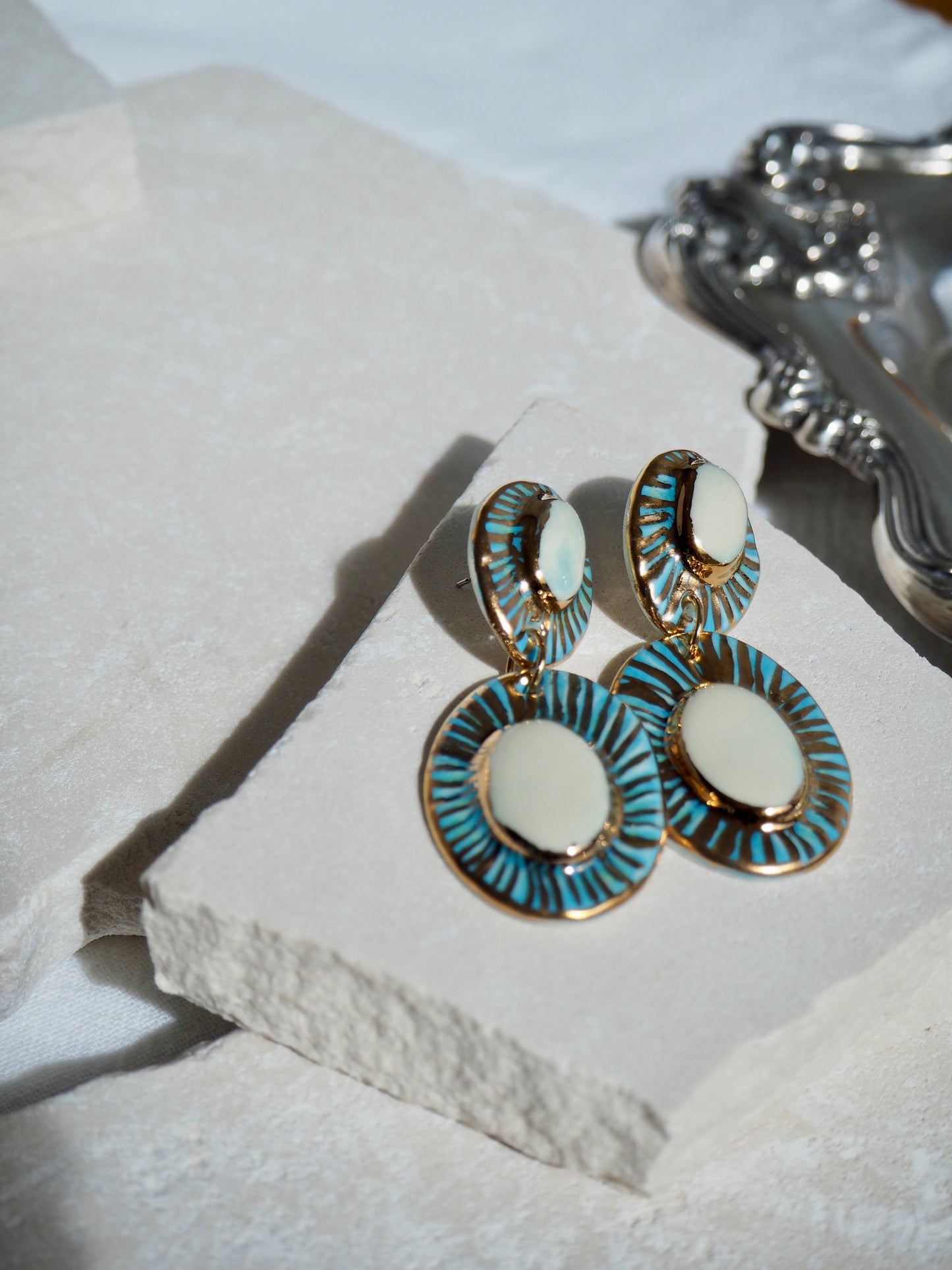 “Anima” Large Blue & White coloured glaze with 24k gold lustre rays