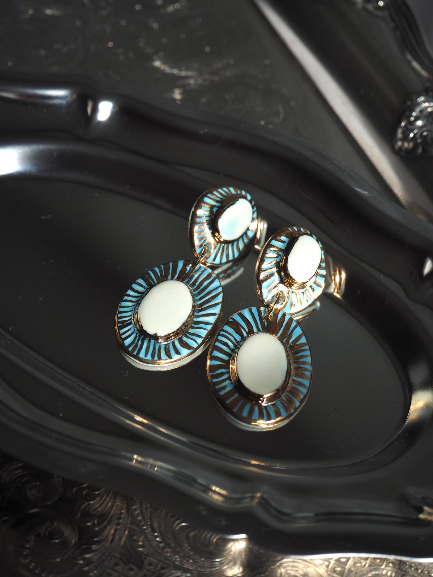 “Anima” Large Blue & White coloured glaze with 24k gold lustre rays